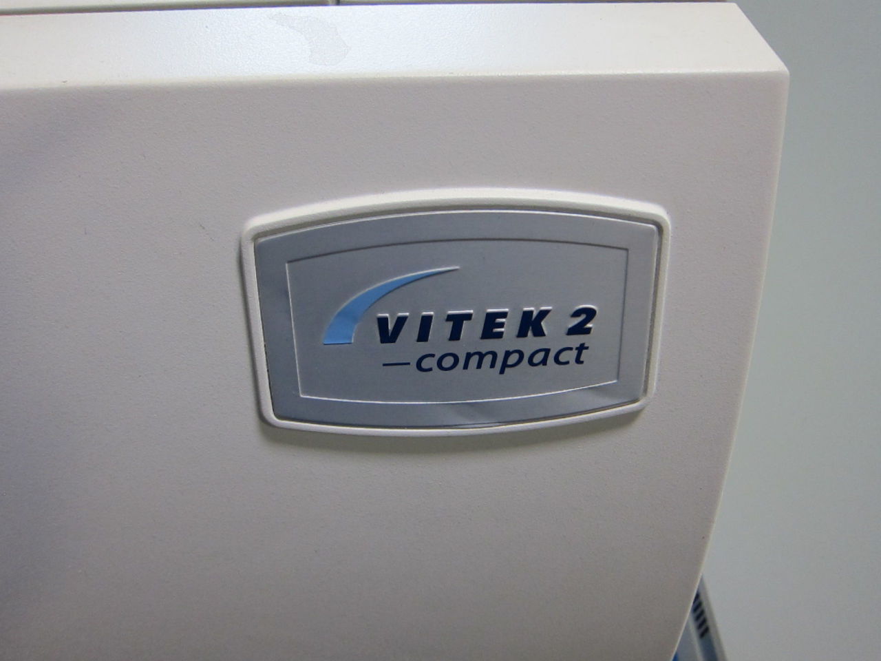 biomerieux vitek 2 compact microbiology analyzer auction